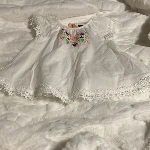 Shirt with embroidered flowers